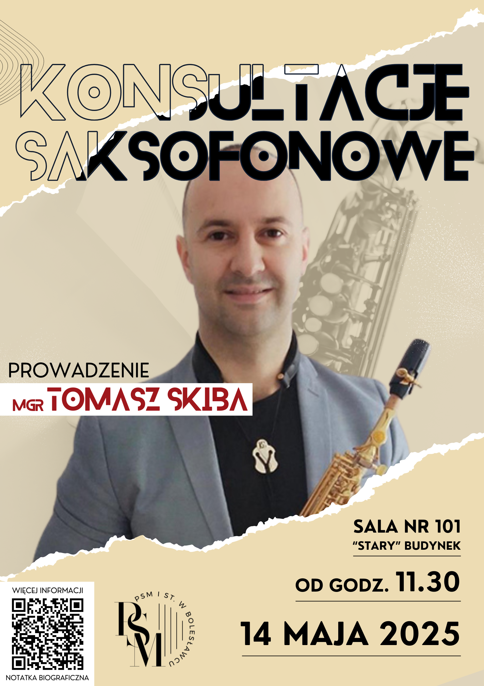 Grafika z tłem w kolorze beżowym, przedstawiająca rozerwany w połowie papier, w którego centrum znajduje się zdjęcie przedstawiające pana Tomasza Skibę z saksofonem. Na grafice znajdują się napisy: "Konsultacje saksofonowe, prowadzenie mgr Tomasz Skiba, sala nr 101 "stary" budynek, od godz. 11.30, 14 maja 2025 r.".