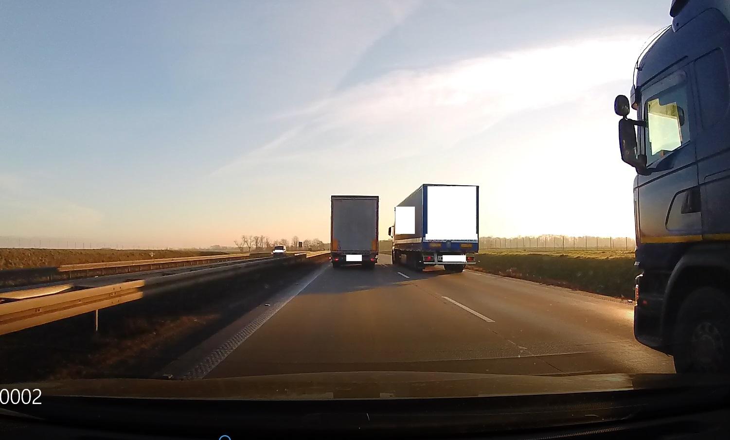 Widok wyprzedzającej ciężarówki z radiowozu ITD w trakcie jazdy po autostradzie
