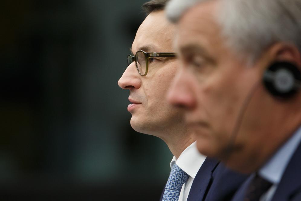 Premier Mateusz Morawiecki siedzi obok Prezydenta Antonio Tajaniego.