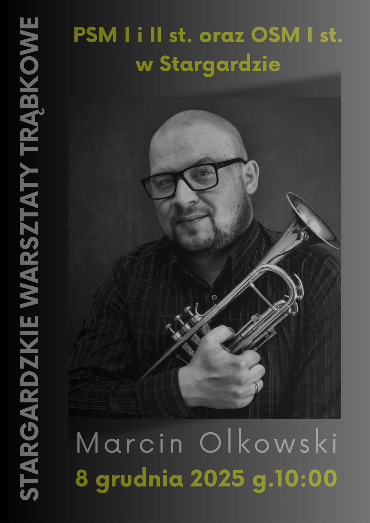Plakat Warsztatów trąbkowych z Marcinem Olkowskim w dniu 8 grudnia 2025. Tło plakatu jest srebrno-grafitowe, a w jego centralnej części znajduje się czarno-białe zdjęcie pana Marcina, który trzyma przytuloną do siebie trąbkę zwróconą czarą dźwiękową do góry. Trębacz lekko się uśmiecha, ubrany jest w czarną koszulę w szarą paskową kratę, na nosie ma okulary. Napisy informacyjne umieszczone w górnej i dolnej części plakatu maja kolor srebrny i limonkowy.