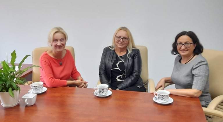 Spotkanie z Dyrektorem Szkoły Podstawowej nr 2 w Olsztynie ( od lewej pani Aneta Łapińska, pani Maria Jasińska oraz pani Urszula Jędrychowska