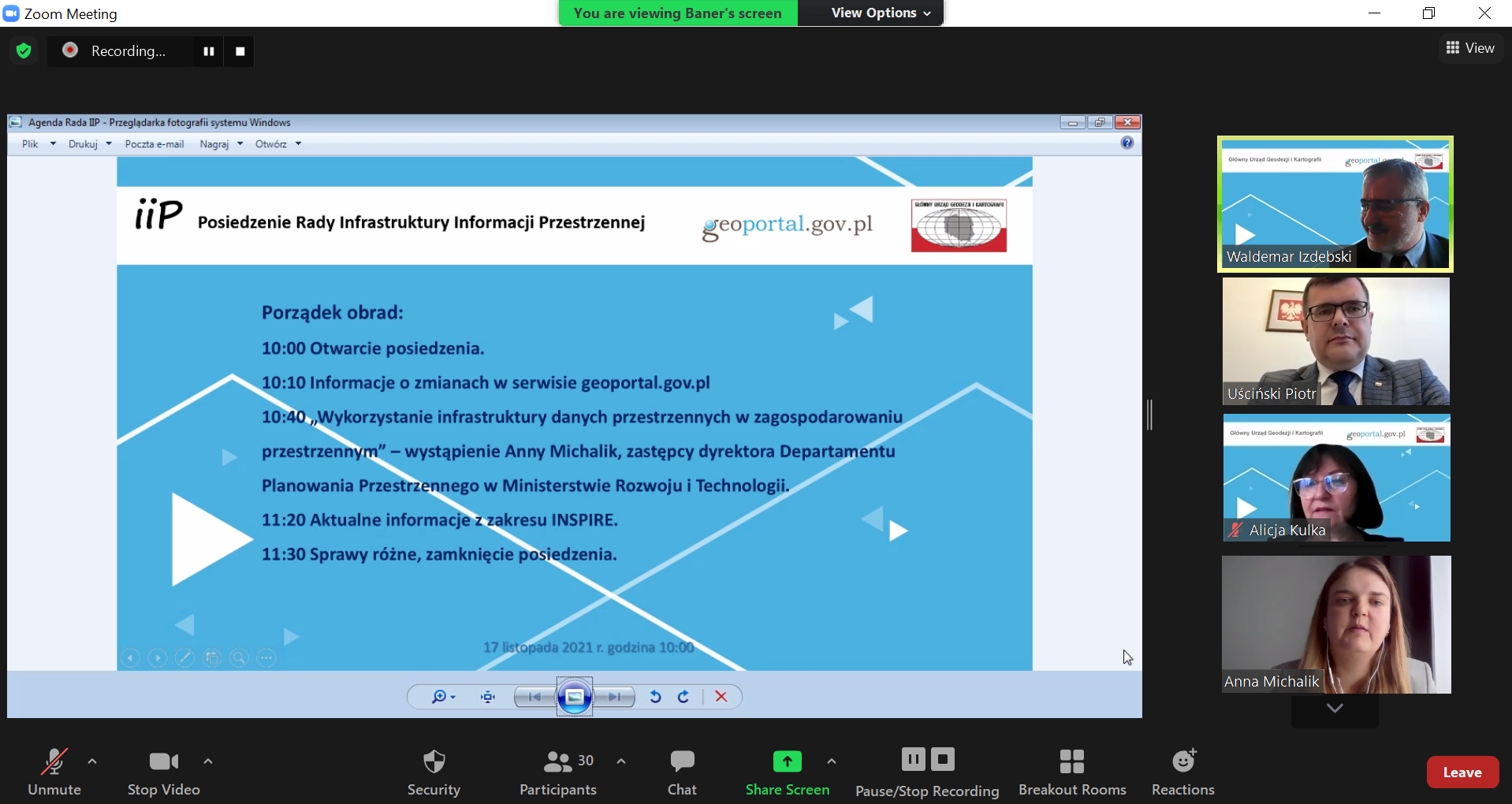 ​​Zrzut ekranu z aplikacji ZOOM (programu do prowadzenia telekonferencji). Po lewej stronie na jasnoszarym tle agenda Posiedzenia Rady IIP. Po prawej stronie zdjęcie Przewodniczącego Rady Infrastruktury Informacji Przestrzennej dr. hab. inż. Waldemara Izdebskiego, Sekretarza Stanu Ministerstwa Rozwoju i Technologii Piotra Uścińskiego, Zastępcy Głównego Geodety Kraju Alicji Kulki, Anny Michalik z Ministerstwa Rozwoju i Technologii.