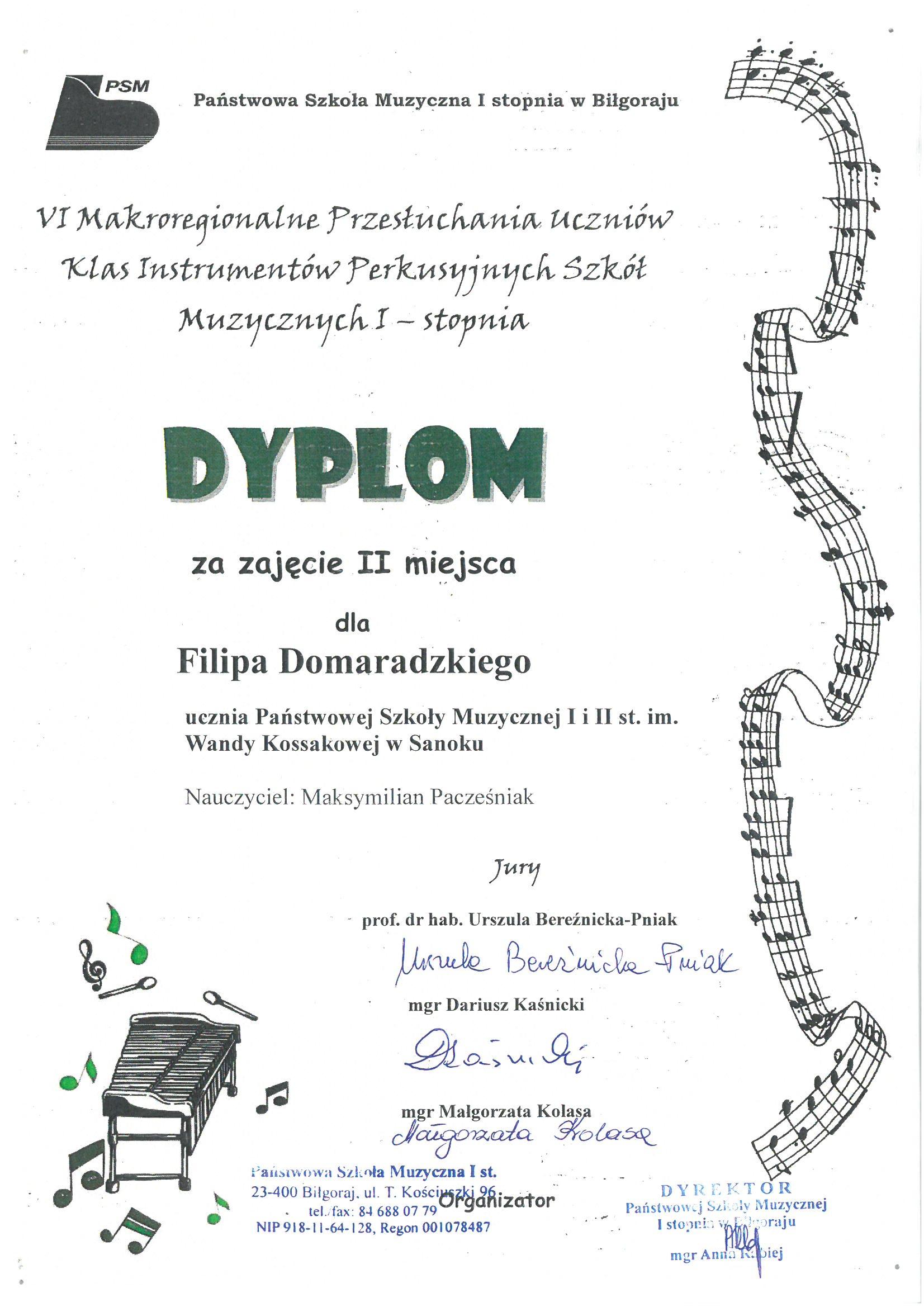 Dyplom - Filip Domaradzki - 2 miejsce w Makroregionalnych Przesłuchaniach uczniów klas instrumentów perkusyjnych Szkół Muzycznych I stopnia. Białe tło, czarne litery, na bokach nuty i instrument marimba.
