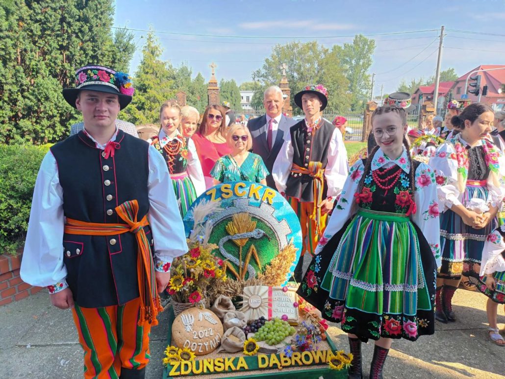NASZA SZKOŁA UCZESTNICZYŁA W DOŻYNKACH PARAFIALNYCH W ZDUNACH
