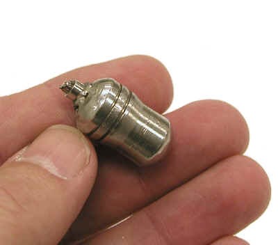 Przykład ilustrujący że źródła promieniotwórcze mogą być małe - na zdjęciu widać opakowanie na źródło promieniotwórcze wielkości paznokcia.