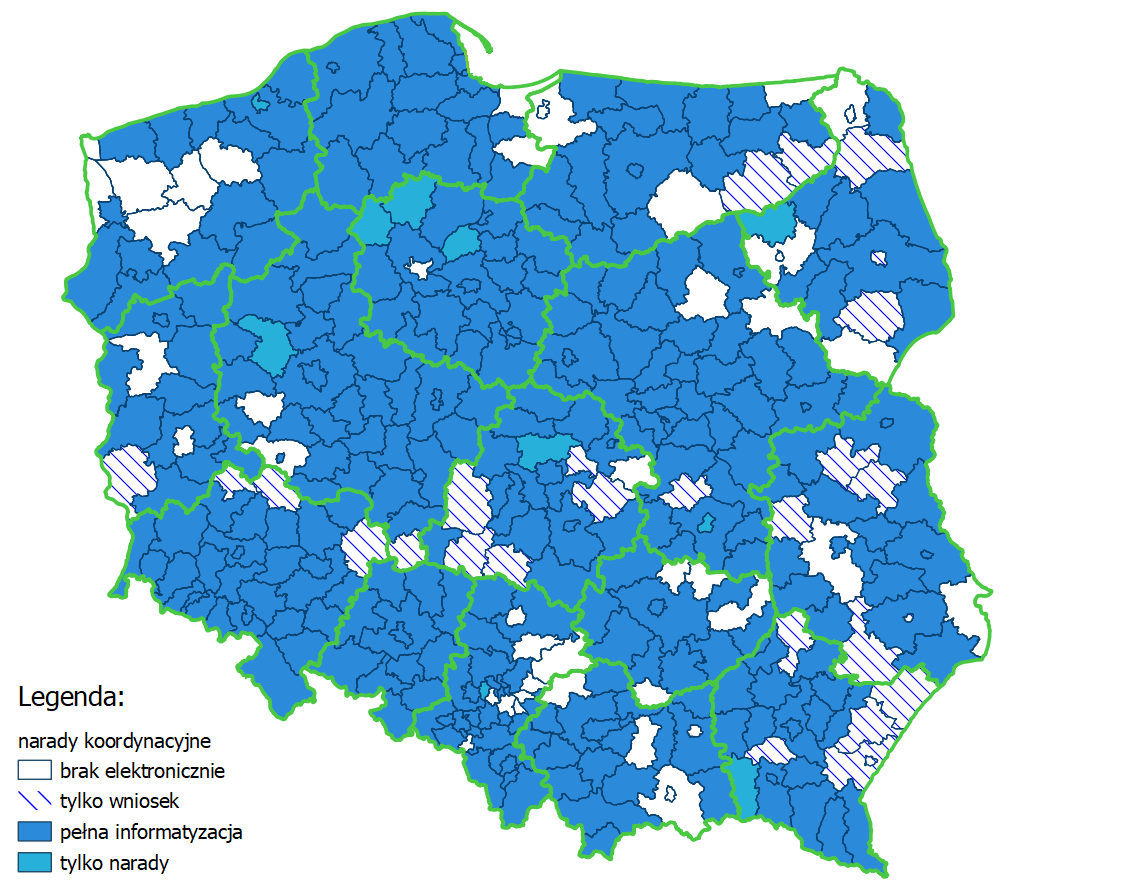 Ilustracja przedstawia mapę Polski z podziałem na powiaty. Kolorem granatowym zaznaczono powiaty z pełną informatyzacją narad koordynacyjnych, niebieskim elektronicznie obsługujące narady, zakresjowane pola to powiaty, w których można elektronicznie złożyć jedynie wniosek, a białym kolorem te, które nie rozpoczęły informatyzacji narad koordynacyjnych.