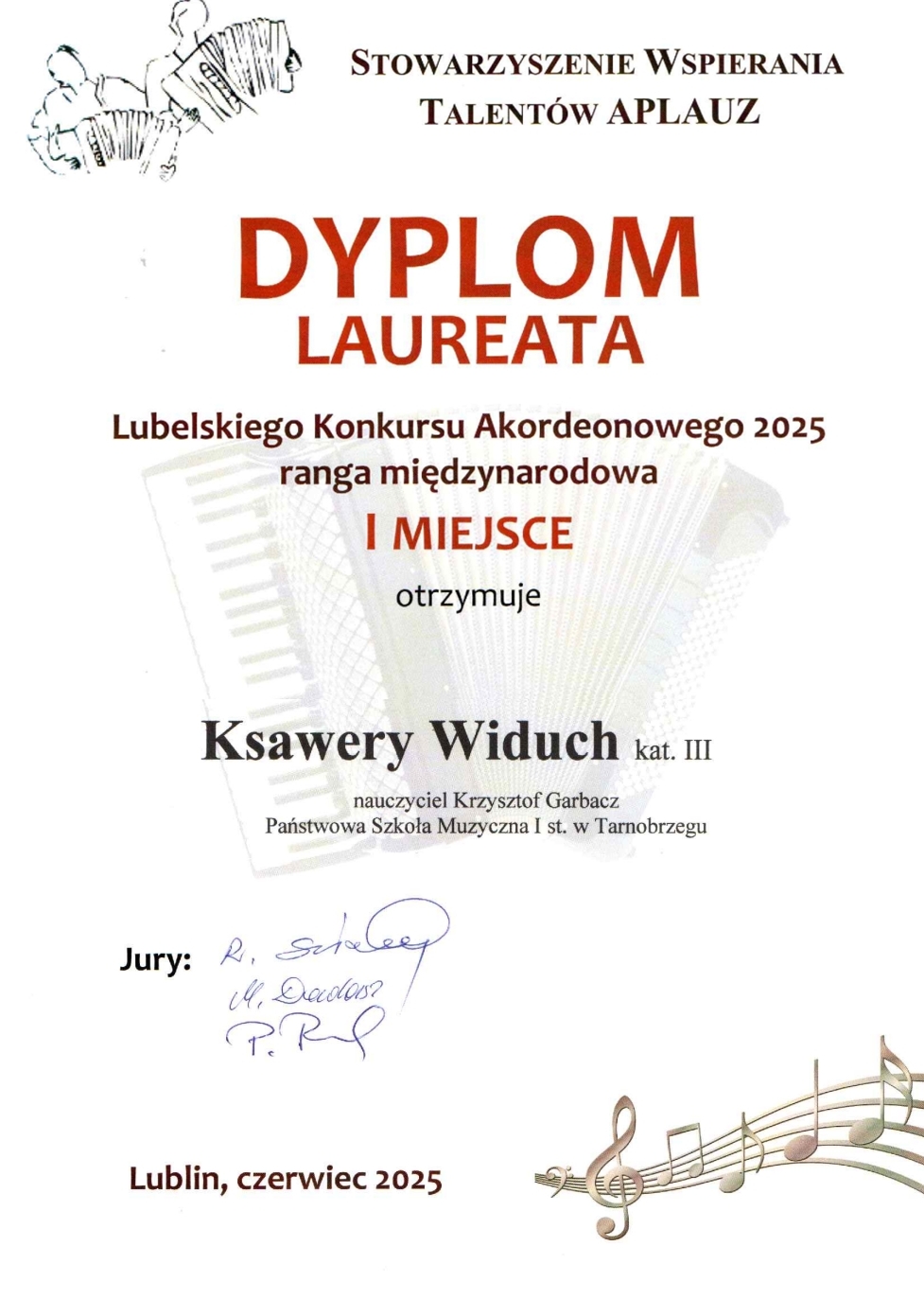 Dyplom laureata I miejsca. Na górze, po lewej stronie widać ilustracje przedstawiające dwie osoby grające na akordeonie. Na dole, po lewej stronie podpisy jury. Na dole po prawej stronie fragment pięciolinii z nutami. 