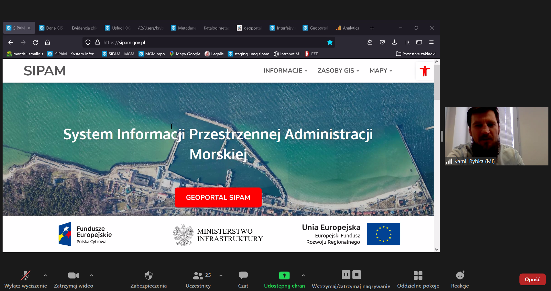 Zrzut ekranu z aplikacji ZOOM (programu do prowadzenia telekonferencji). Po lewej stronie fragment prezentacji. Po prawej stronie zdjęcie Kamila Rybki z Departamentu Gospodarki Morskiej, Ministerstwa Infrastruktury.