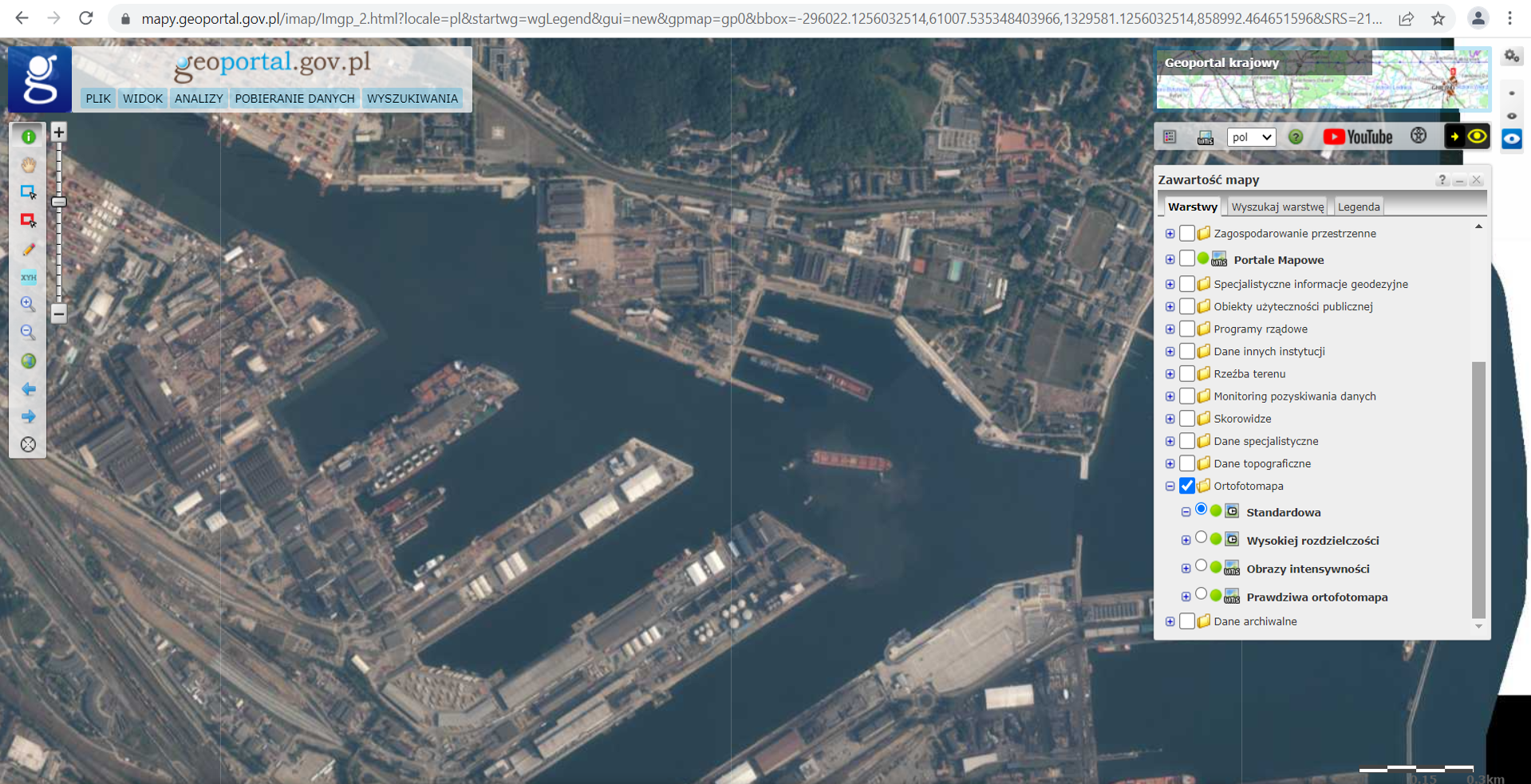 Ilustracja przedstawia zrzut ekranu z serwisu www.geoportal.gov.pl przedstawiający miasto Gdynię w usłudze Ortofotomapa Standardowa.