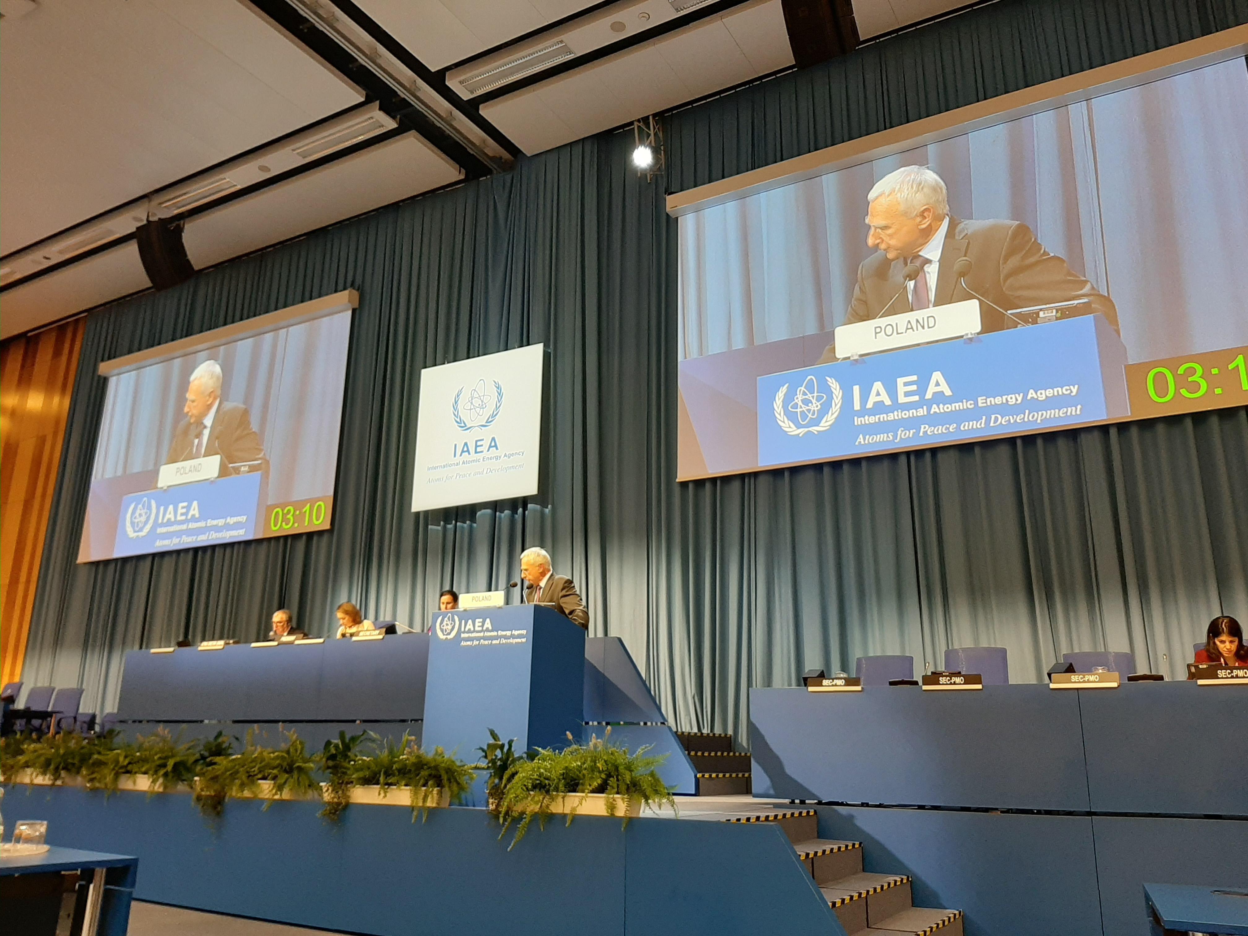 Sekretarz Stanu podczas konferencji.