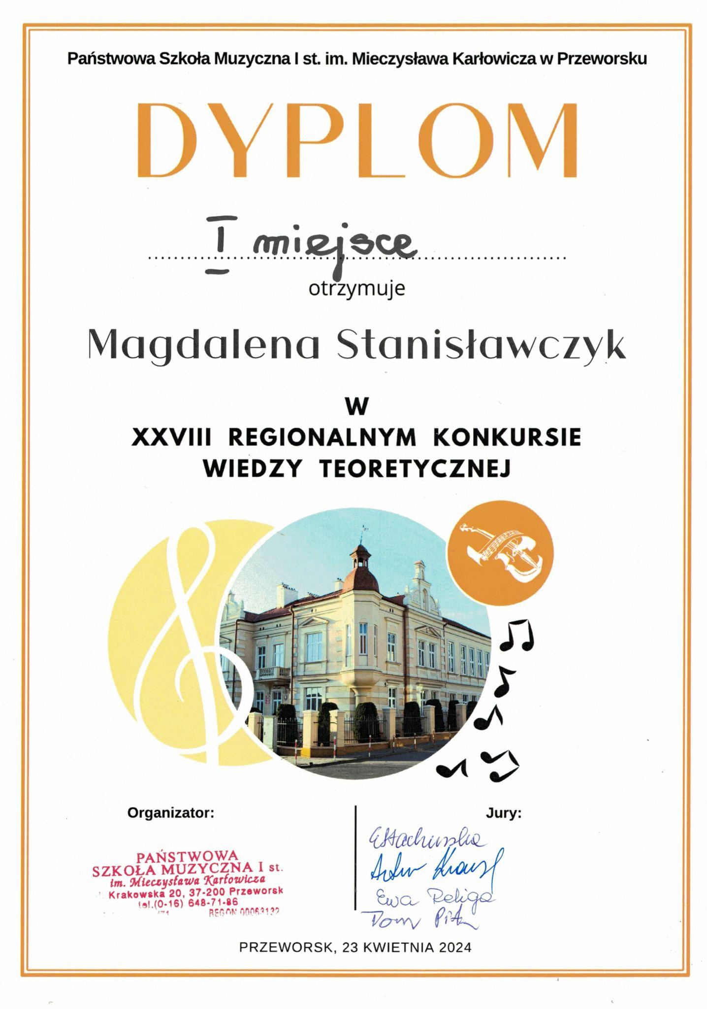 Dyplom na białym tle, na górze PSM I st. im. M. Karłowicza w Przeworsku poniżej napis DYPLOM I miejsce otrzymuje Magdalena Stanisławczyk w XXVIII Regionalnym Konkursie Wiedzy Teoretycznej, poniżej zdjęcie szkoły, a na dole jej pieczęć oraz podpisy członków jury. Na dole napis: Przeworsk, 23 kwietnia 2024 r.