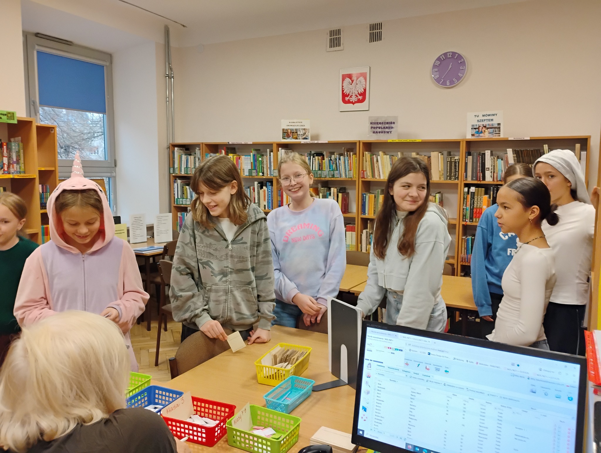 W szkolnej bibliotece  uczniowie uczestniczą w konkursie