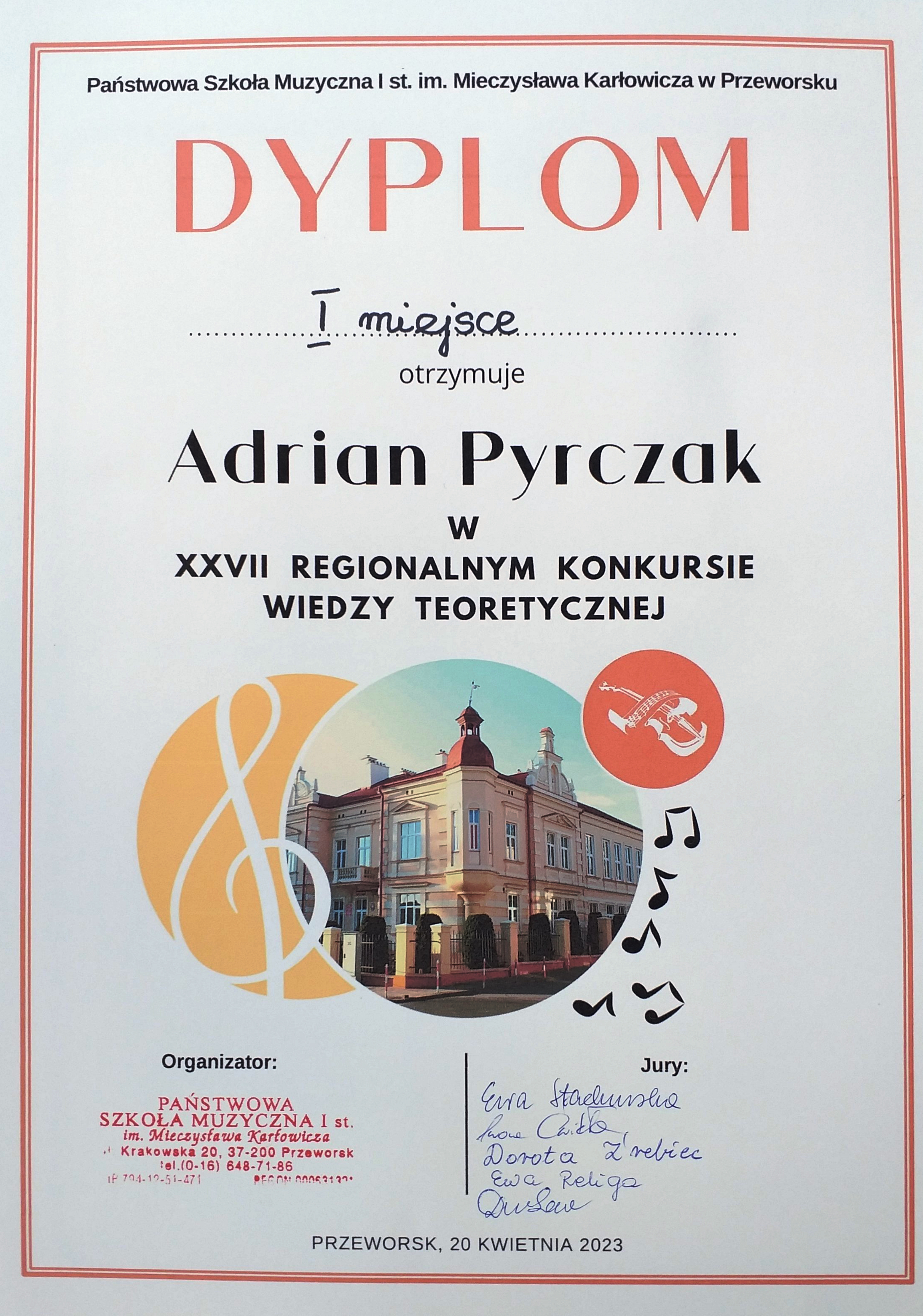 Dyplom na białym tle z czerwonym obramowaniem, wewnątrz napis: Państwowa Szkoła Muzyczna I st. im. M. Karłowicza w Przeworsku, Dyplom I miejsce otrzymuje Adrian Pyrczak w XXVII Regionalnym Konkursie Wiedzy Teoretycznej. Poniżej zdjęcie szkoły muzycznej w Przeworsku, oraz ikonografika ozdobna wykorzystująca motyw klucza muzycznego. Poniżej - po lewej stronie podpisy komisji oraz pieczęć szkoły. Poniżej napis PRZEWORSK 20 kwietnia 2023