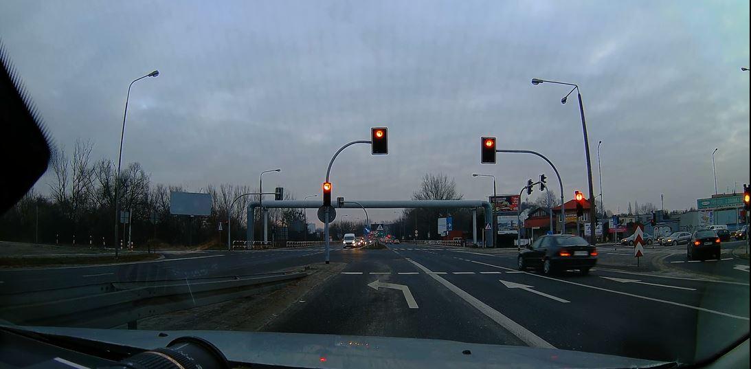Osobówka wjeżdża na skrzyżowanie przy czerwonym świetle