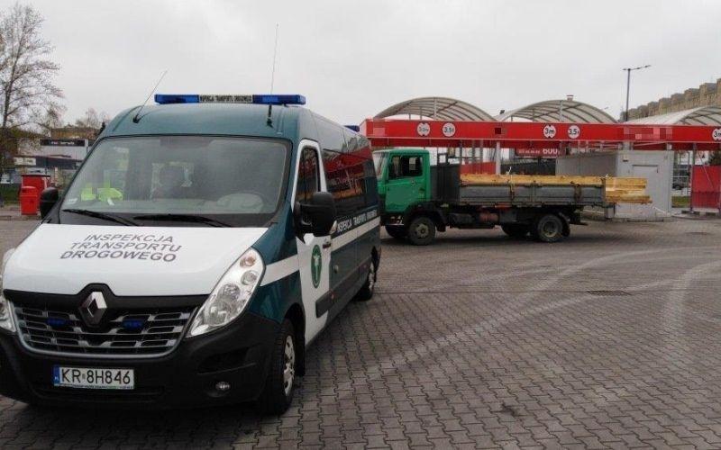Ciężarówkę przewożącą nieprawidłowo zabezpieczone drewno zatrzymał do kontroli patrol małopolskiej ITD. 