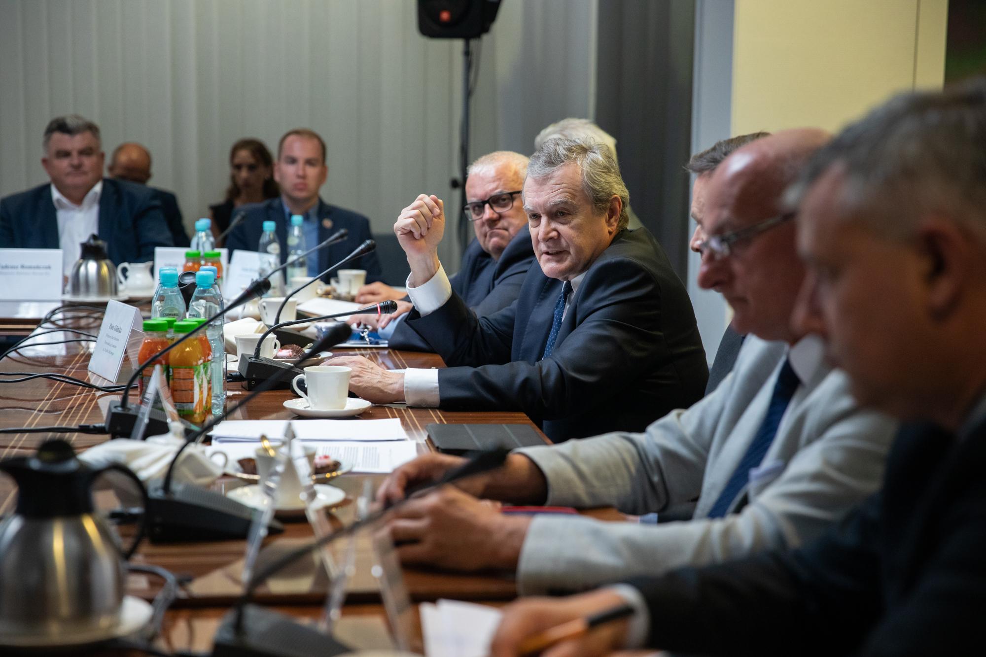 Wicepremier Piotr Gliński wraz ze współpracownikami podczas komitetu.