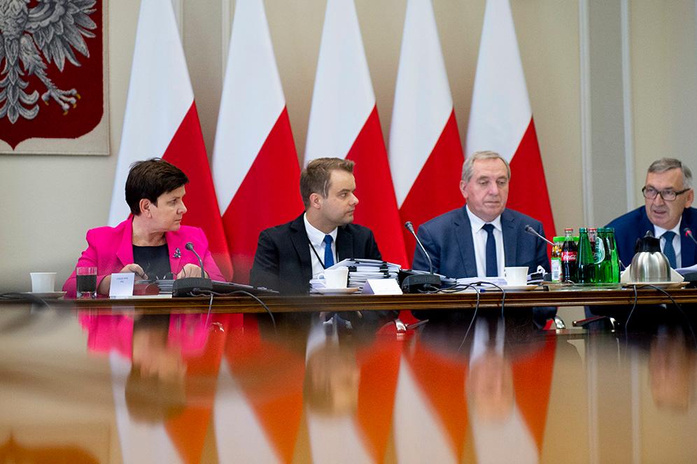 Wicepremier Beata Szydło, sekretarz stanu Rafał Bochenek, minister Henryk Kowalczyk.