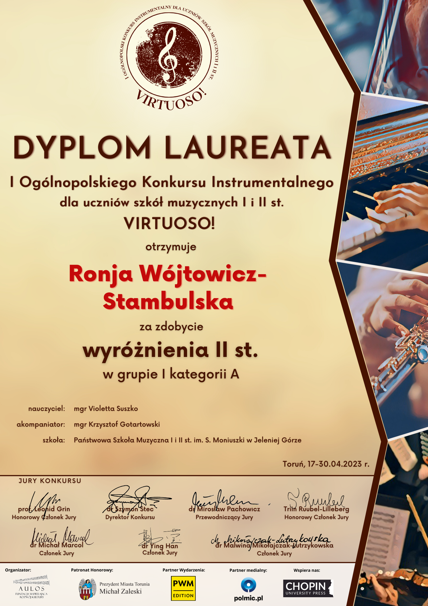 Dyplom laureata umieszczony jest na takim samym tle jak plakat informujący o wydarzeniu. Ronja Wójtowicz-Stambulska zdobyła wyróżnienie II st w grupie I kategorii A