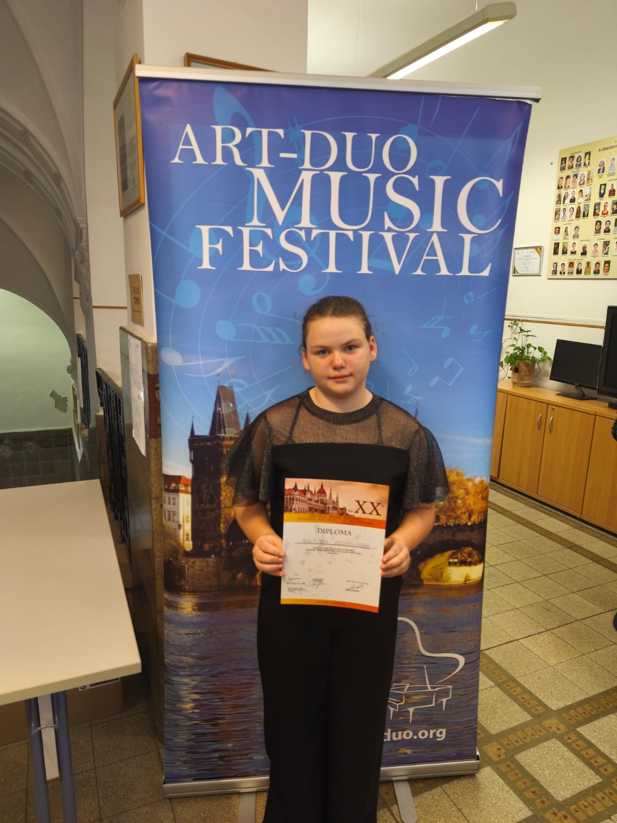 Wiktoria Wojtas-Nowak Art Duo 2025. Uczennica na tle baneru konkursu