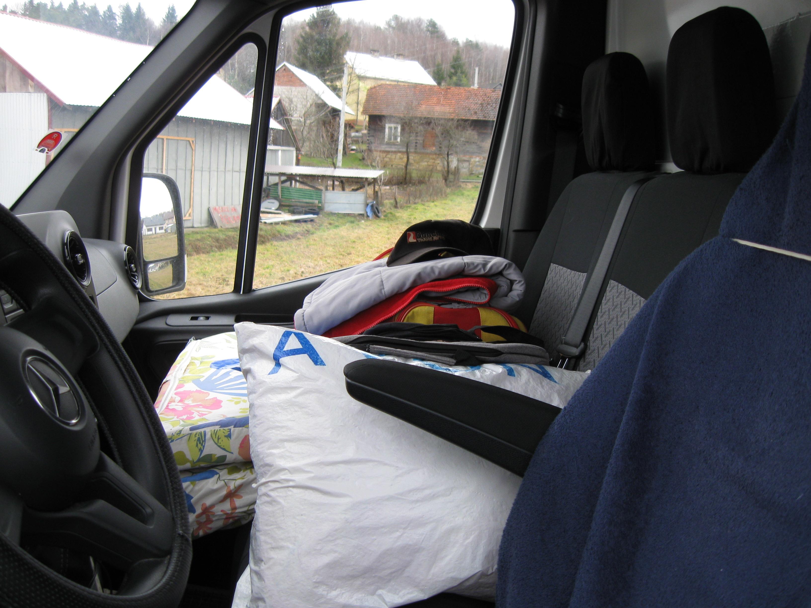 Kierowca busa spał na fotelu pasażera.