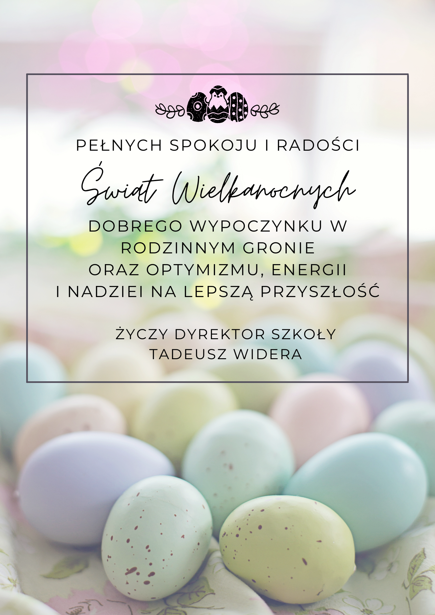 Plakat. Kolorowe tło z małymi jajkami przepiórczymi. Na pierwszym planie życzenia świąteczne od Dyrektora szkoły.