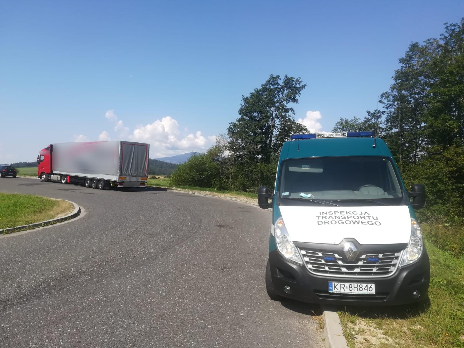 Radiowóz ITD i zatrzymana Turecka ciężarówka