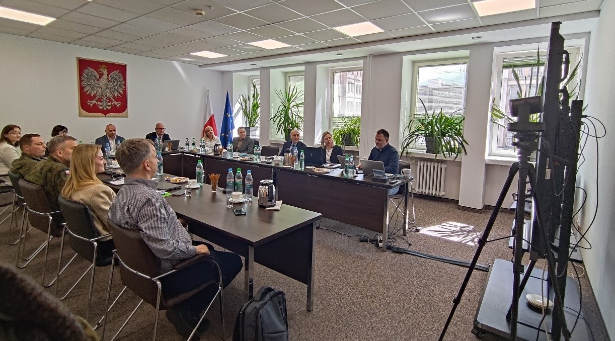 ilustracja przedstawia zdjęcie z sali konferencyjnej z II posiedzenia Zespołu do spraw opracowania koncepcji nowego modelu BDOT10k, BDOO oraz map topograficznych wraz z zasadami ich tworzenia, aktualizacji i udostępniania