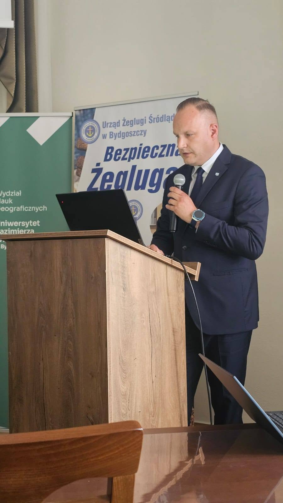 Przedstawiciel RZGW w Bydgoszczy podczas przemówienia na konferencji 