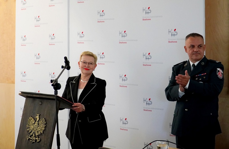 Na zdjęciu Dyrektor Izby Administracji Skarbowej we Wrocławiu, obok stoi funkcjonariusz służby celno-skarbowej