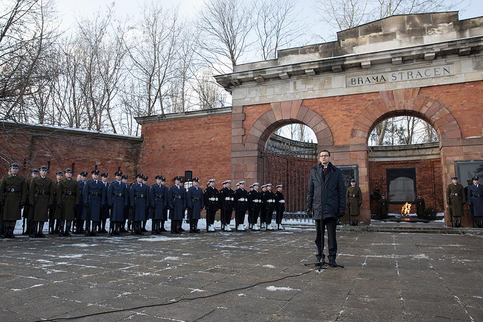 Premier Mateusz Morawiecki przemawia przed Bramą Straceń.