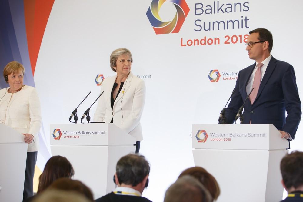 Od lewej: kanclerz Angela Merkel, premier Theresa May i premier Mateusz Morawiecki podczas konferencji prasowej.