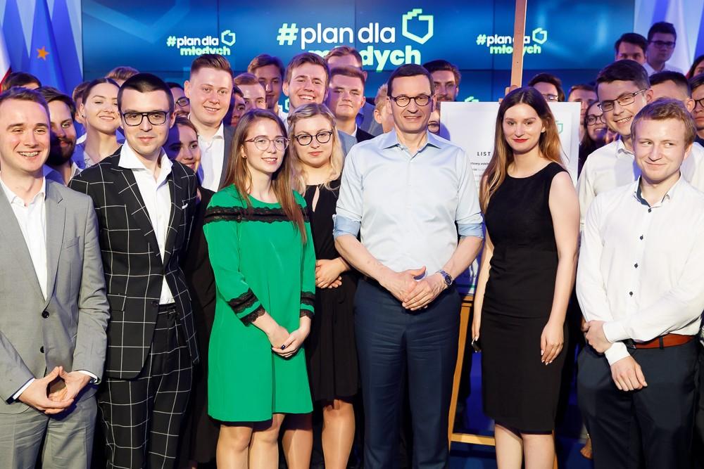 Zdjęcie grupowe premiera Mateusza Morawieckiego z uczestnikami spotkania.