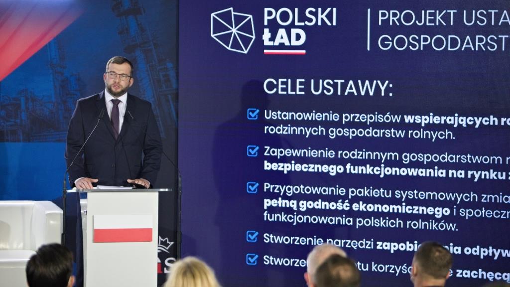 Minister Grzegorz Puda przy mównicy podczas wystąpienia (fot. M. Kaproń)