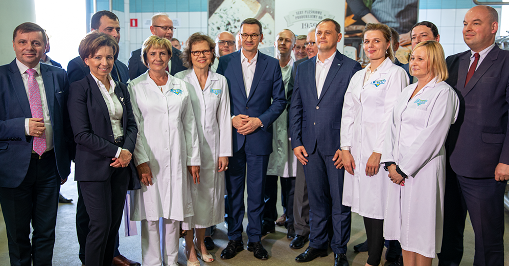 Wspólne zdjęcie premiera z pracownikami zakładu.