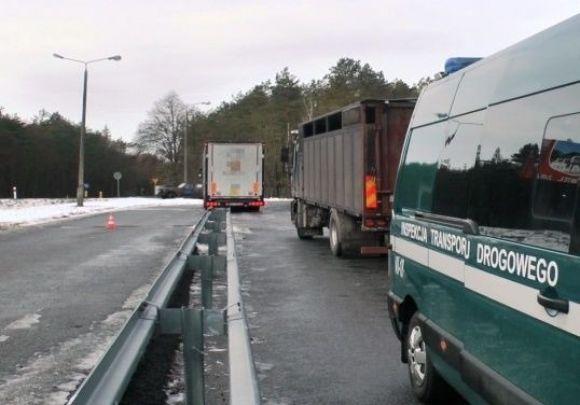 Na pierwszym planie samochód ITD, dalej ciężarówka do przewozu zwierząt, w głębi kolejna ciężarówka
