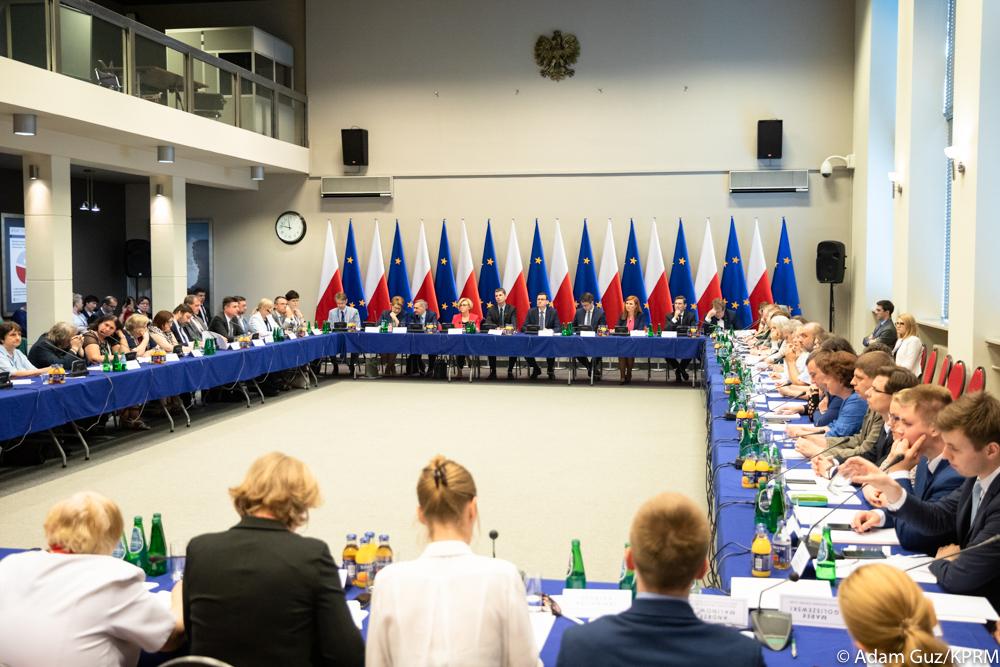 Premier Mateusz Morawiecki podczas sesji okrągłego stołu edukacyjnego.
