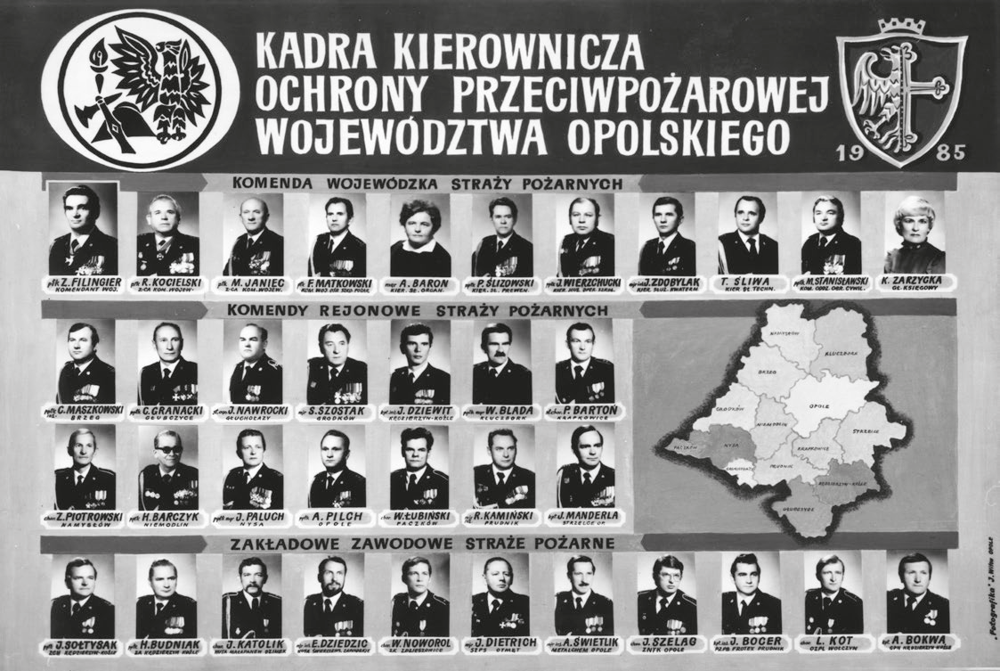 Zdjęcie przedstawia kadrę kierowniczą ochrony przeciwpożarowej Opolszczyzny z 1985 r.