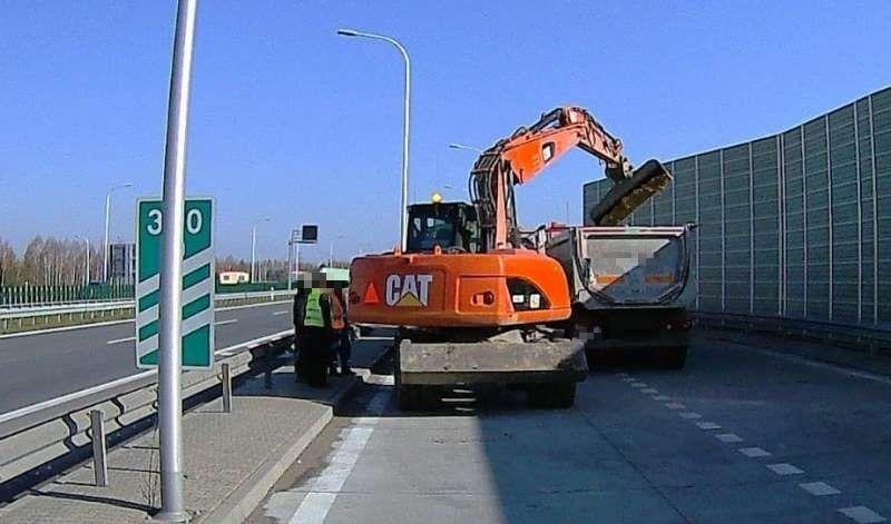 Przeciążone wywrotki odjechały z punkt kontrolnego ITD dopiero po przeładowaniu nadmiaru piachu na inne pojazdy.