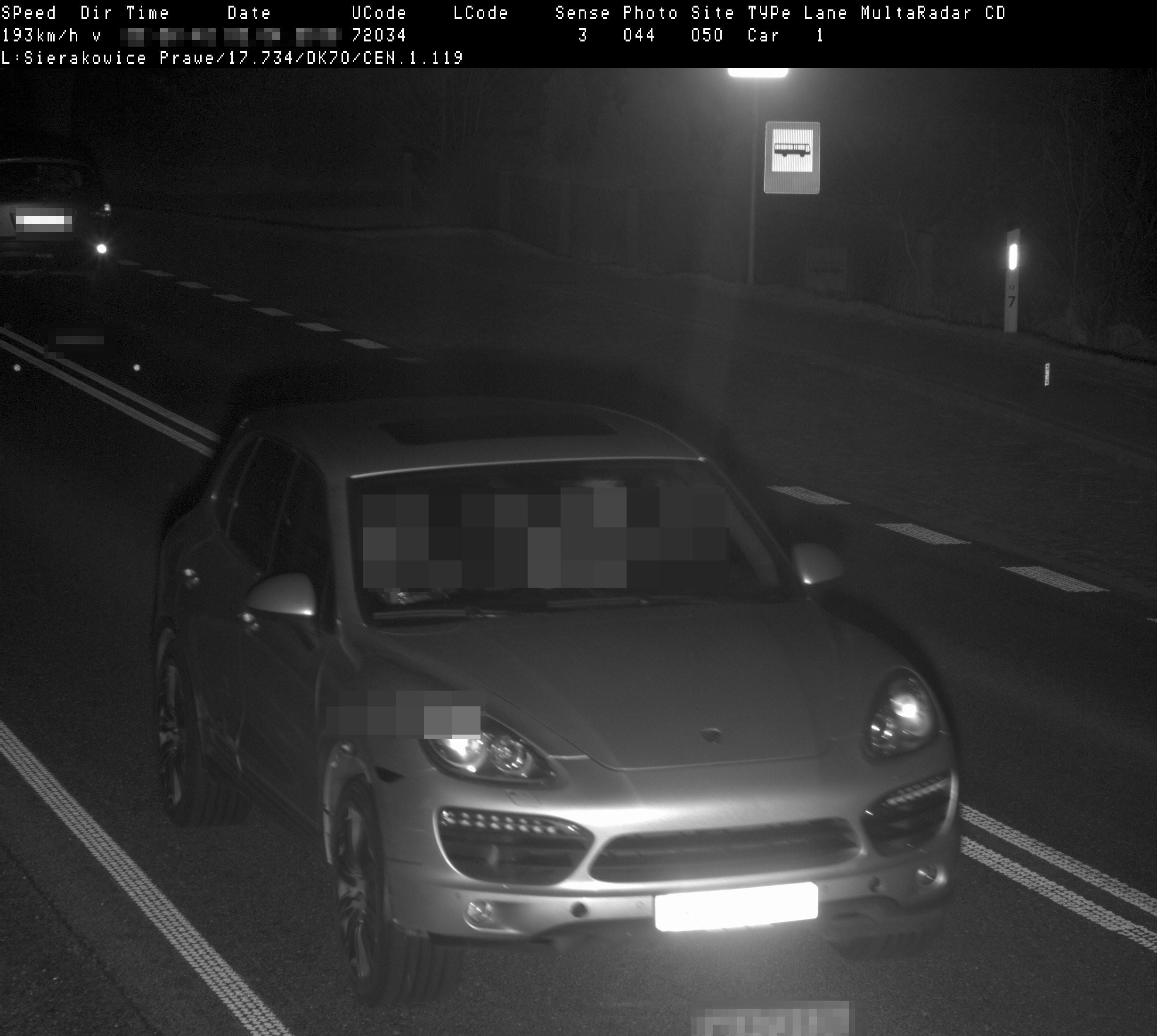 Samochód osobowy na zdjęciu z fotoradaru