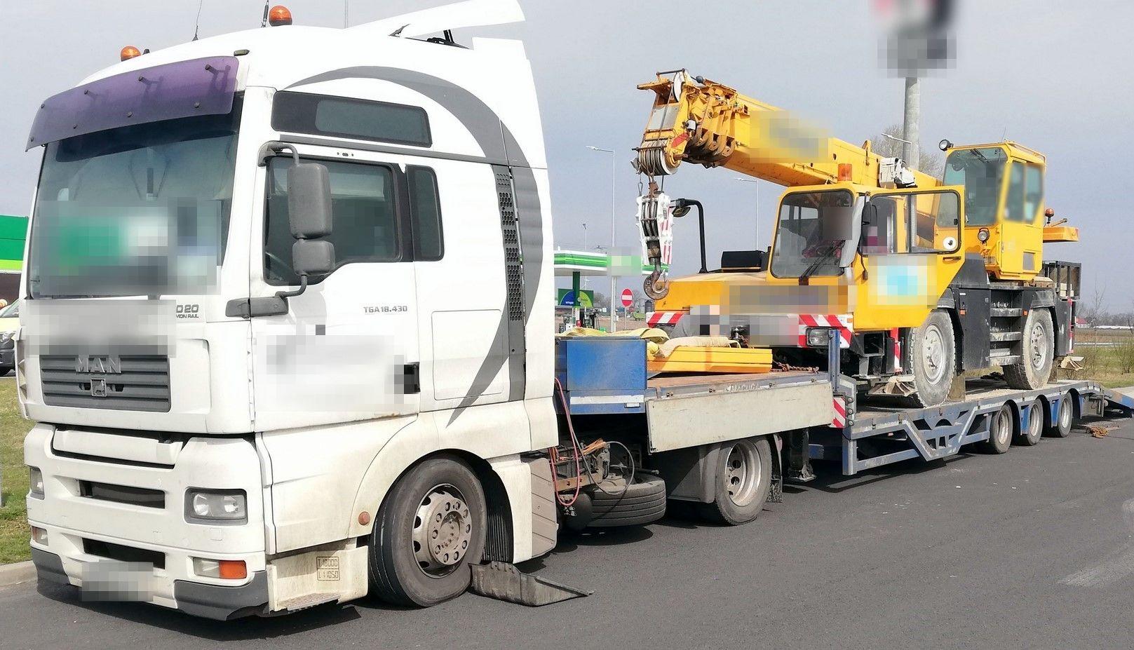 Nienormatywna ciężarówka przewoziła dźwig z balastami.