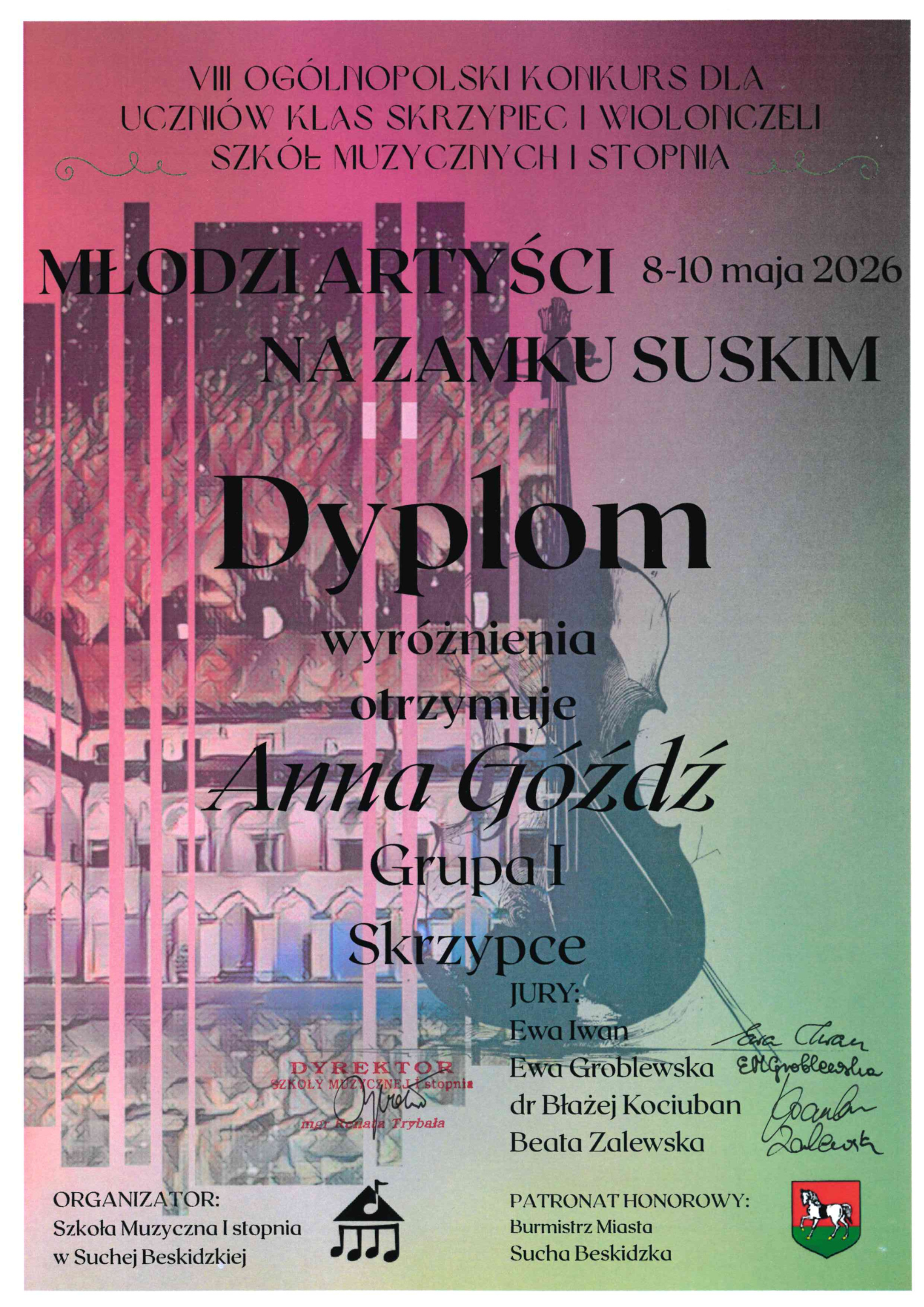 Elegancki dyplom w pastelowej kolorystyce różu i zieleni, przygotowany na VIII Ogólnopolski Konkurs dla uczniów klas skrzypiec i wiolonczeli szkół muzycznych I stopnia „Młodzi Artyści na Zamku Suskim”, który odbył się w dniach 8–10 maja 2026 roku. Dyplom wyróżnienia otrzymuje Anna Góźdź w kategorii skrzypce, grupa I. W tle widoczna jest grafika zamku oraz sylwetka skrzypiec, a całość utrzymana jest w artystycznym, nowoczesnym stylu.