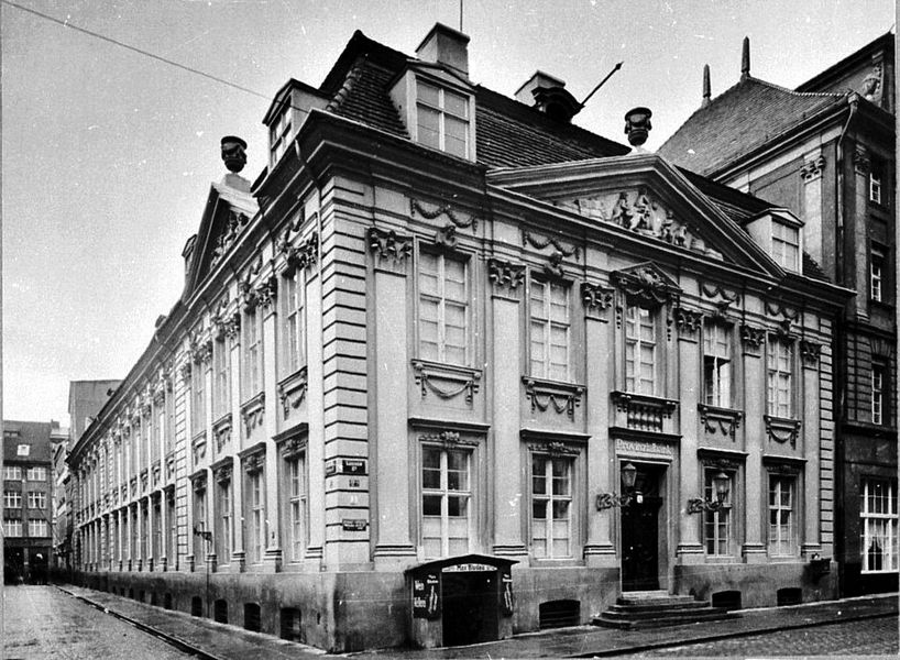 Grafika przedstawia fasadę wchodnią i południową Pałacu Velthusena ówczesnej siedziby Banku Pruskiego