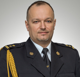 Naczelnik wydziału kontrolno-rozpoznawczego bryg. Michał Zawiślak w mundurze galowym.