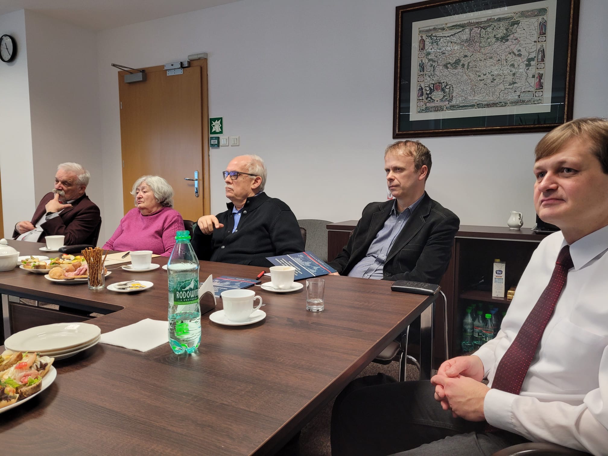 Zdjęcie przedstawia uczestników KSNG podczas posiedzenia