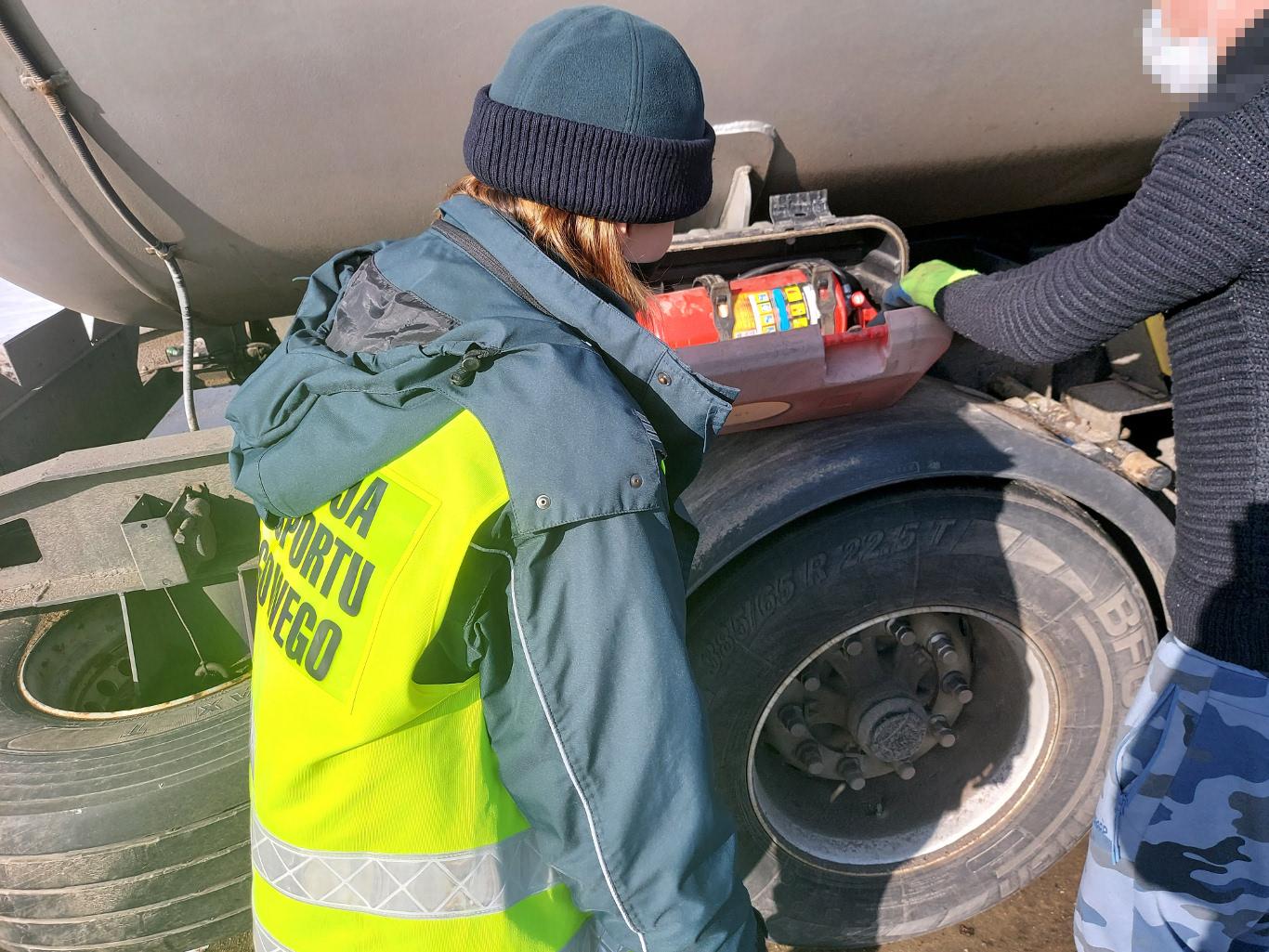 Inspektor sprawdza gaśnicę