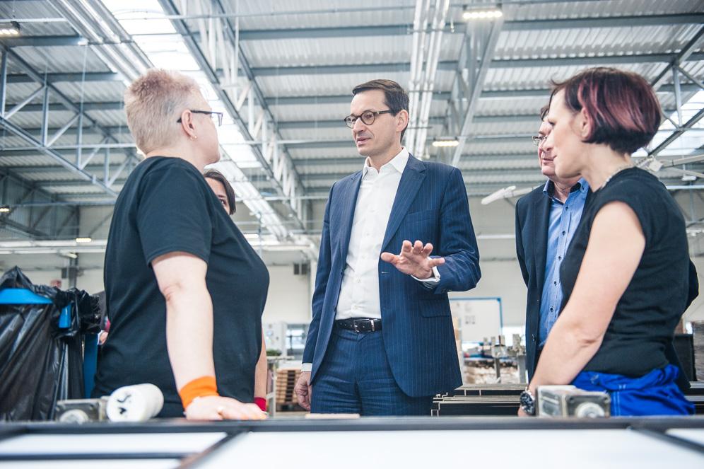 Premier Mateusz Morawiecki w Fabryce Mebli rozmawia z pracownikami