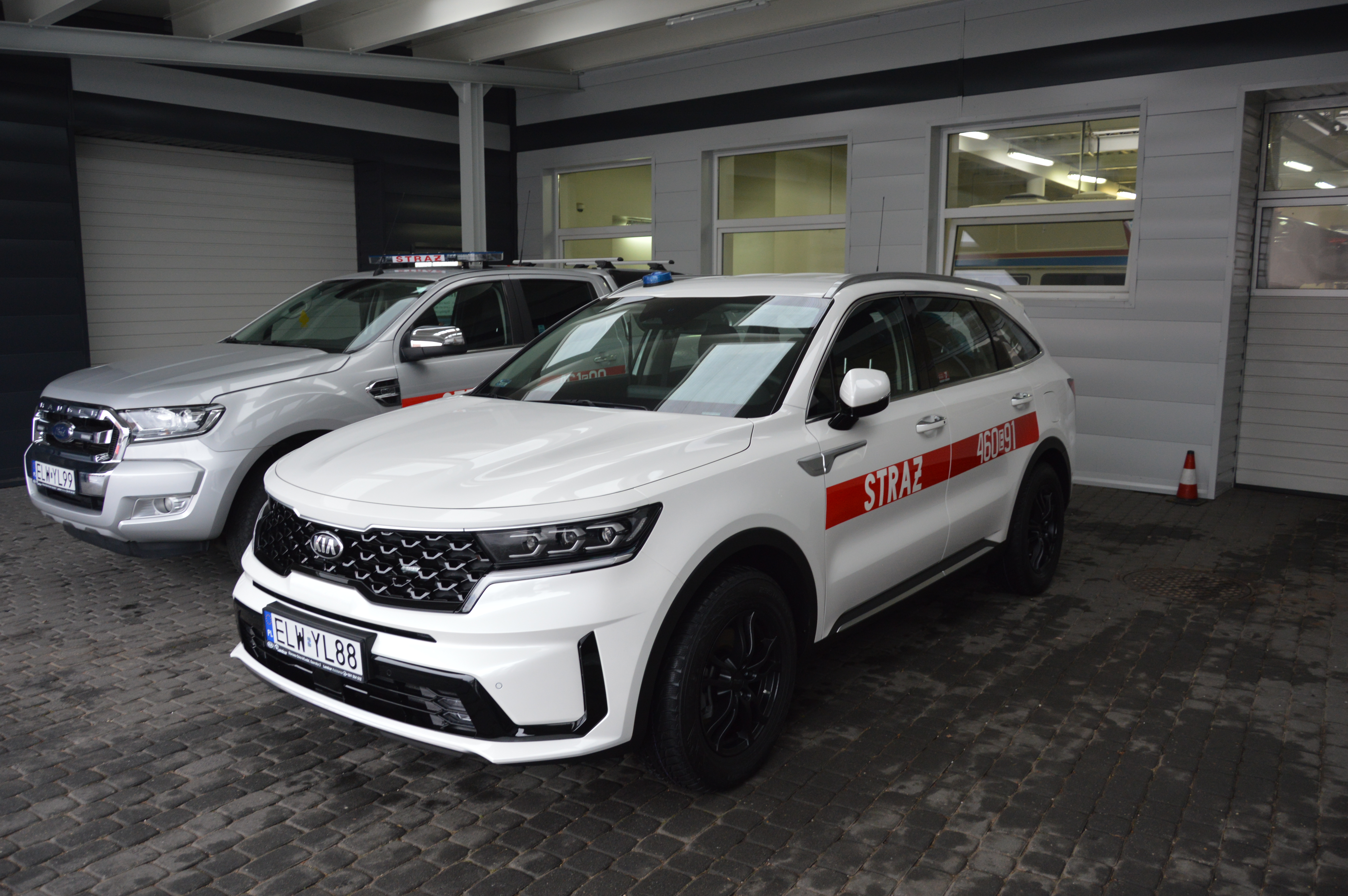 Zdjęcie przedstawia samochód pożarniczy lekki rozpoznania ratowniczego na podwoziu Mitsubishi L200