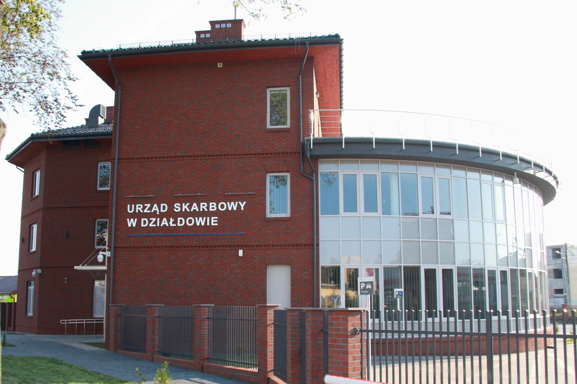 Fasada budynku, w którym znajduje się siedziba Urzędu Skarbowego w Działdowie..
