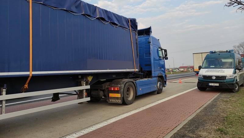 Kontrolowana ukraińska ciężarówka i stojący obok radiowóz ITD.