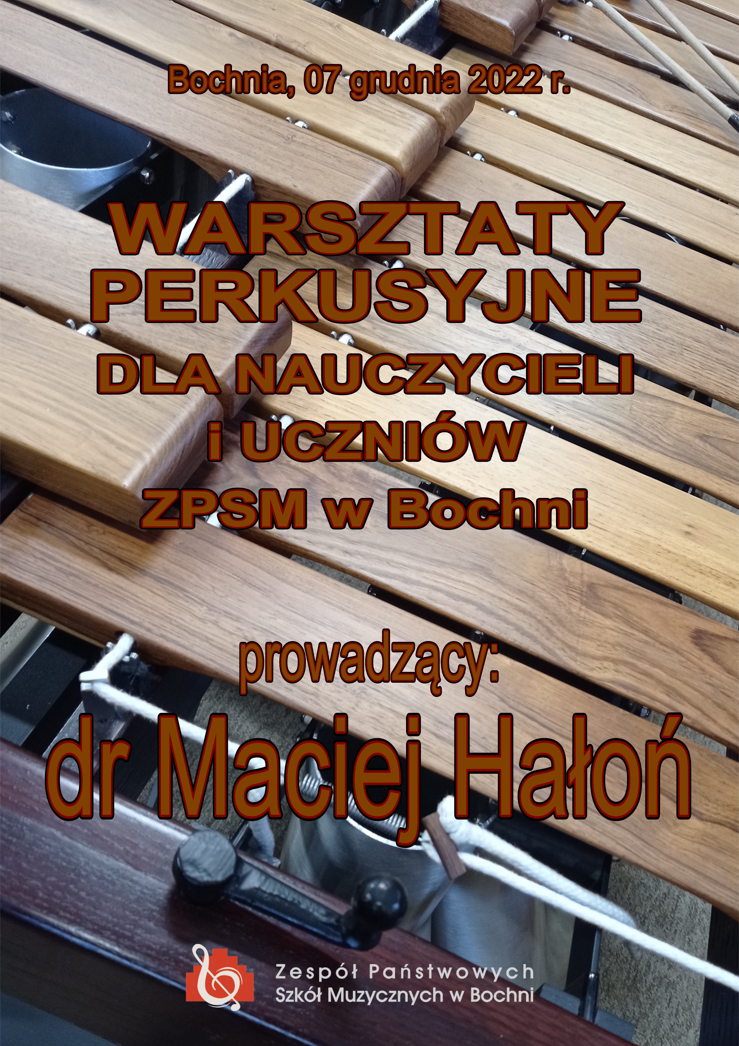 Grafika na brązowo - szarym tle z widocznym elementem drewnianych płytek marimby. W części centralnej brązowymi drukowanymi literami treść: "Bochnia, 07 grudnia 2022 r. Warsztaty perkusyjne dla nauczycieli i uczniów ZPSM w Bochni, prowadzący dr Maciej Hałoń". W części dolnej znajduje się logo szkoły.